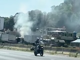 UN TRACTOCAMIÓN incendiado durante el pleito, ayer