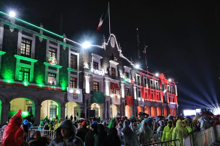 Miles de mexiquenses se congregaron en la Plaza de los Mártires para presenciar la ceremonia del Grito de Independencia.
