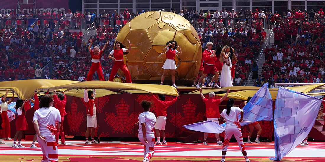 Bailarines actúan durante la ceremonia de apertura previa al partido de fútbol del Grupo B de la Copa Mundial entre Canadá y Bosnia, el viernes 12 de junio de 2026, en Toronto.