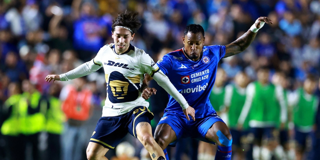 Jordan Carrillo y Willer Ditta disputan un balón en la final de ida entre Pumas y Cruz Azul.