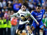 Jordan Carrillo y Willer Ditta disputan un balón en la final de ida entre Pumas y Cruz Azul.
