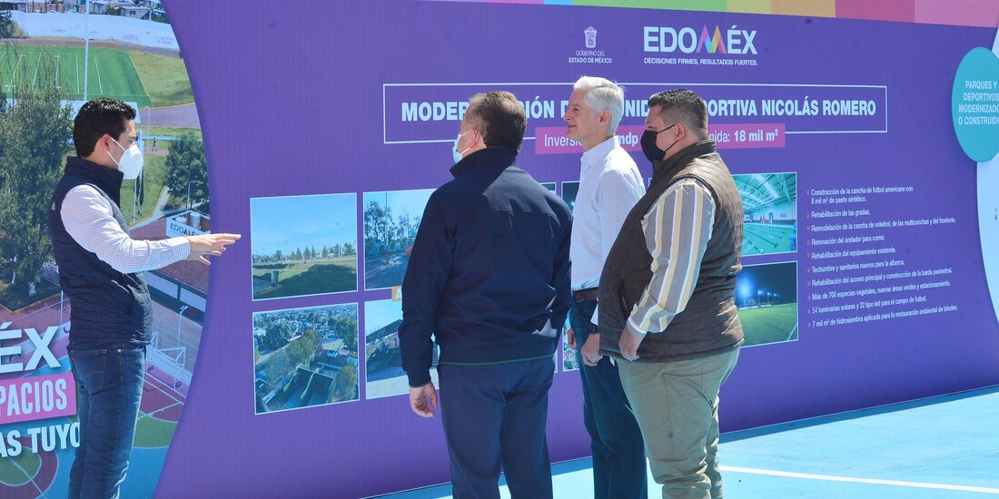 El gobernador Alfredo Del Mazo (segundo de der. a izq.), recibe una explicación de la obra en Nicolás Romero, ayer.