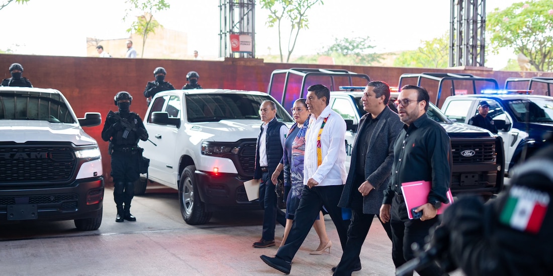 Salomón Jara Cruz (centro) reitera que la seguridad y la aplicación de la ley están por encima de cualquier interés en Oaxaca.