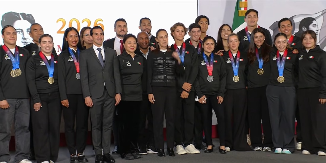 Claudia Sheinbaum junto a deportistas y entrenadores mexicanos.