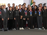 Claudia Sheinbaum junto a deportistas y entrenadores mexicanos.