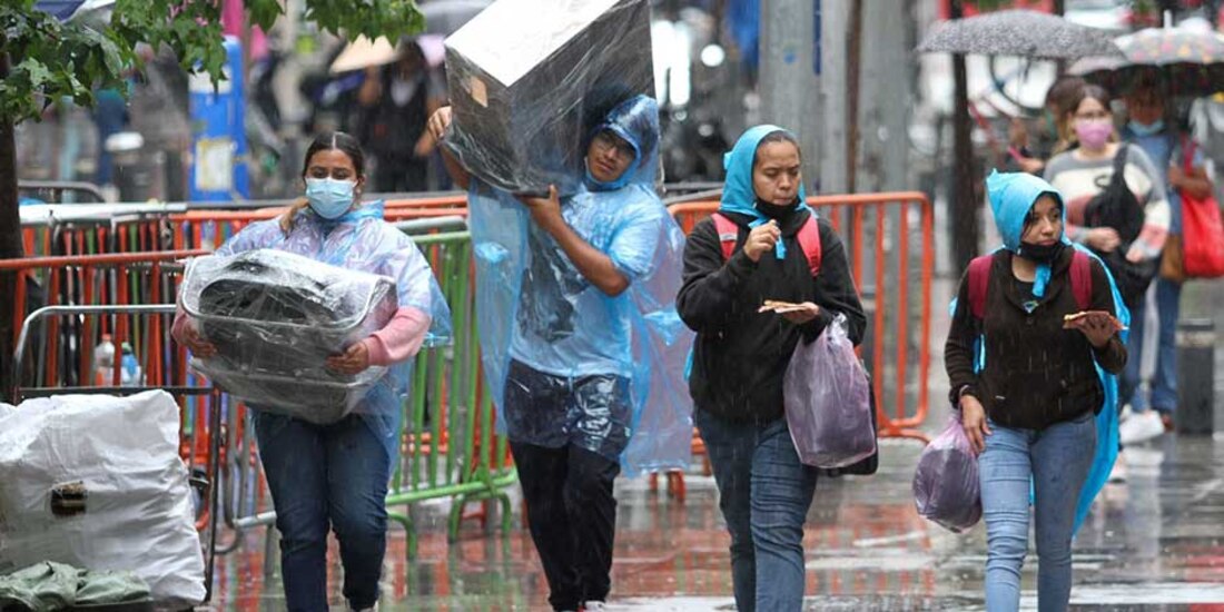 Capitalinos se cubren con plásticos, una tarde de lluvia en la CDMX