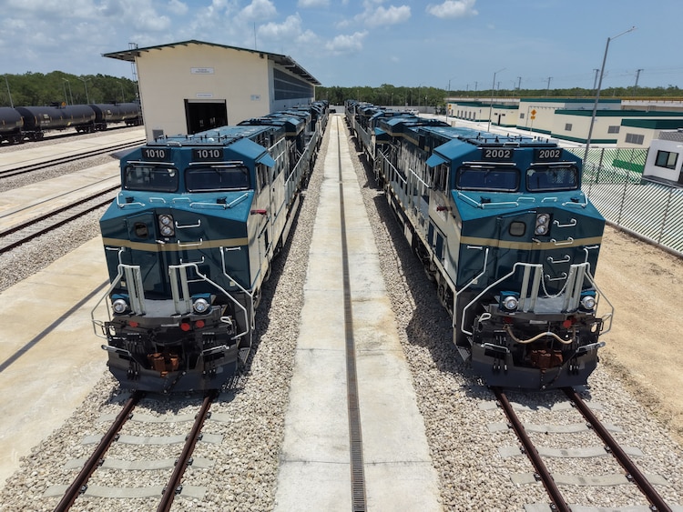 Llegan primeras 12 locomotoras del Tren Maya de carga.