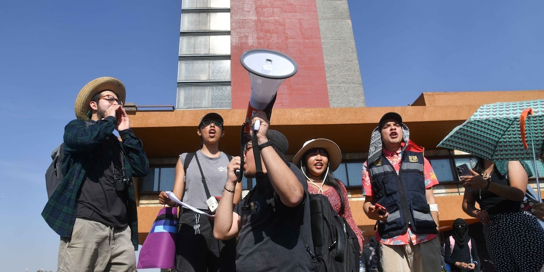 Aspecto de una marcha de estudiantes frente a Ciudad Universitaria.