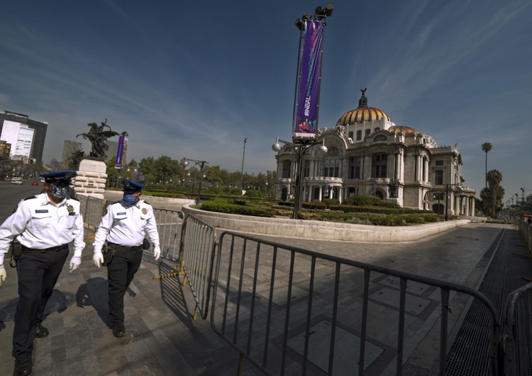 Policías caminan en inmediaciones de Bellas Artes con cubrebocas
