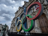 Los anillos olímpicos frente al ayuntamiento de París, en donde se realizan los Juegos Olímpicos de 2024