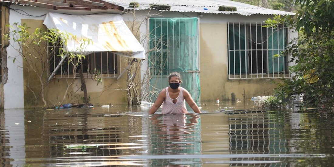 Una mujer lidia con la inundación, prácticamente estacionada durante tres días, en Villahermosa, ayer.