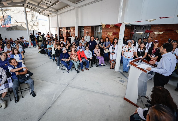 Martí Bates, director general del ISSSTE, en su visita a la Clínica de Medicina Familiar "Iztapalapa II".