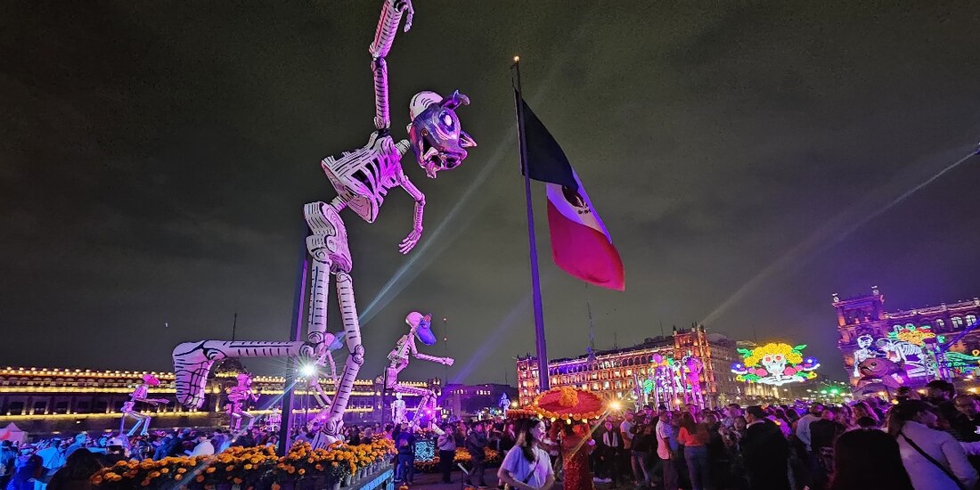 Catrinas gigantes adornan el Zócalo de la Ciudad de México.