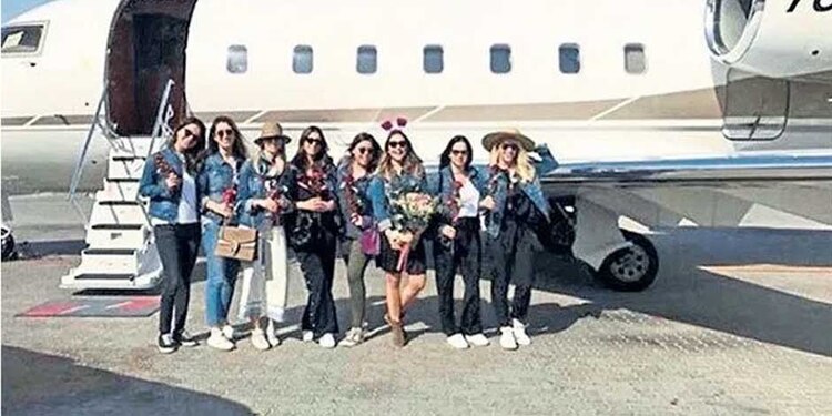 Mina Basaran (con un ramo de flores) acompañada de amigas