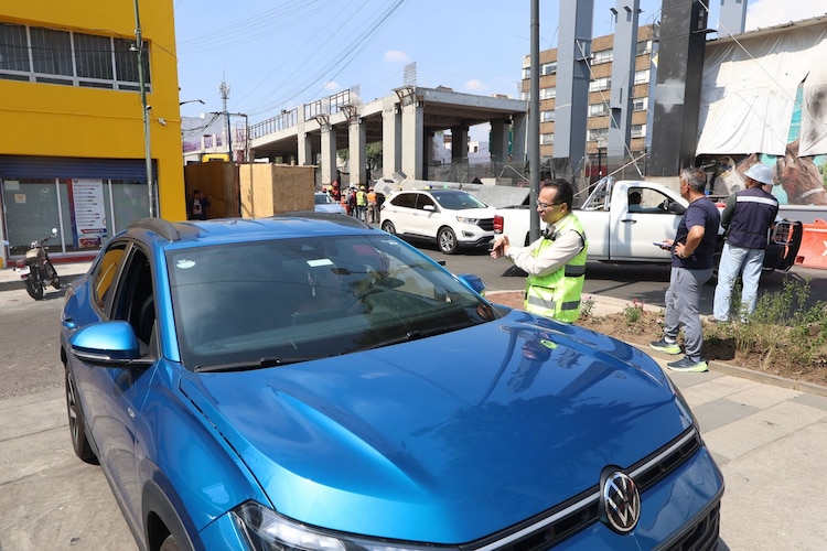 Automóvil afectado por la caída de una estructura en la calzada San Antonio Abad.