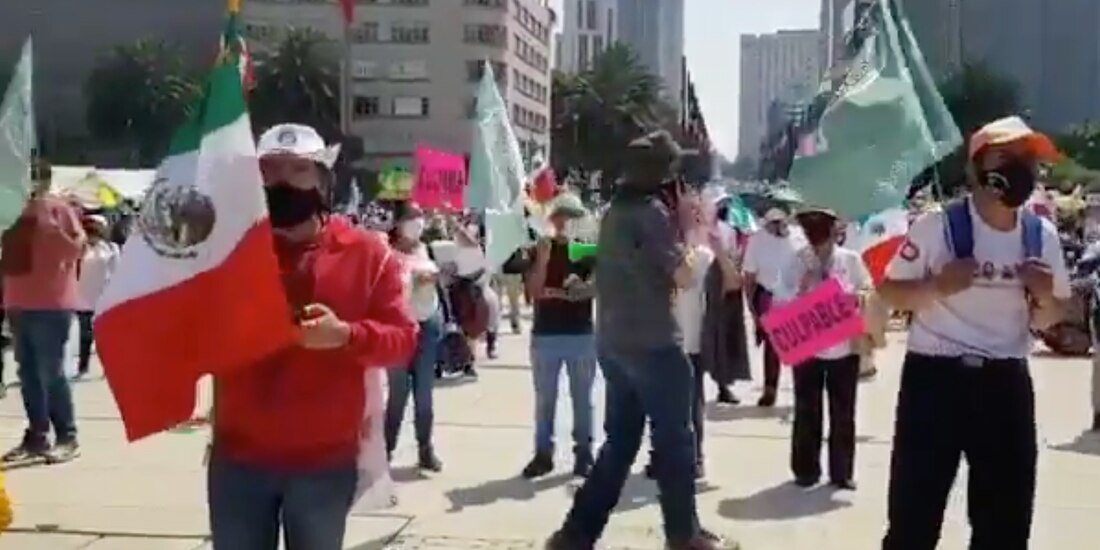 Integrantes del Frente Nacional Anti AMLO (FRENAAA) marchan sobre Paseo de la Reforma