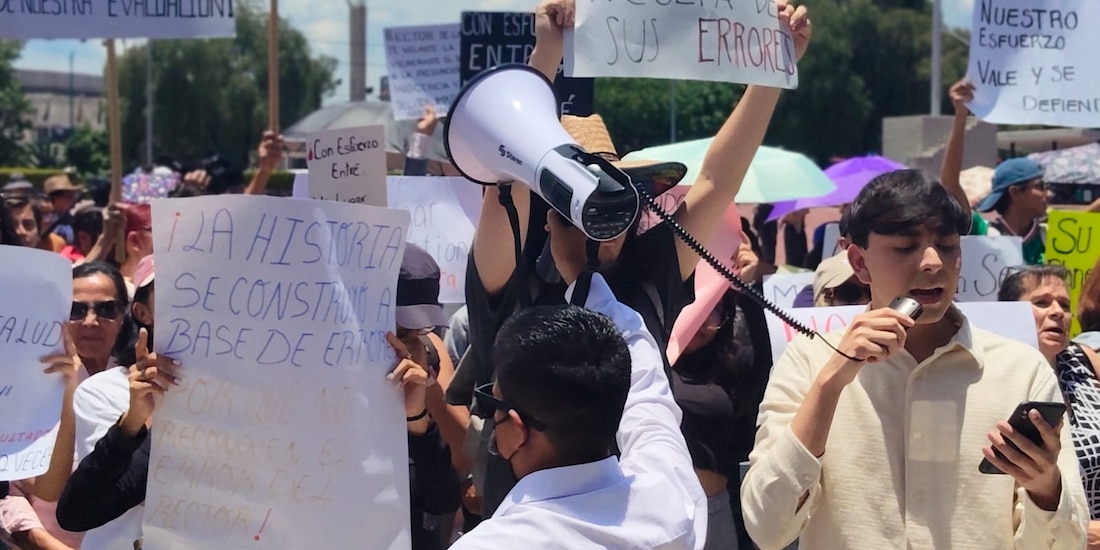 Aspirantes a la UNAM se manifiestan contra la aplicación del examen de control; bloquean Insurgentes Sur.