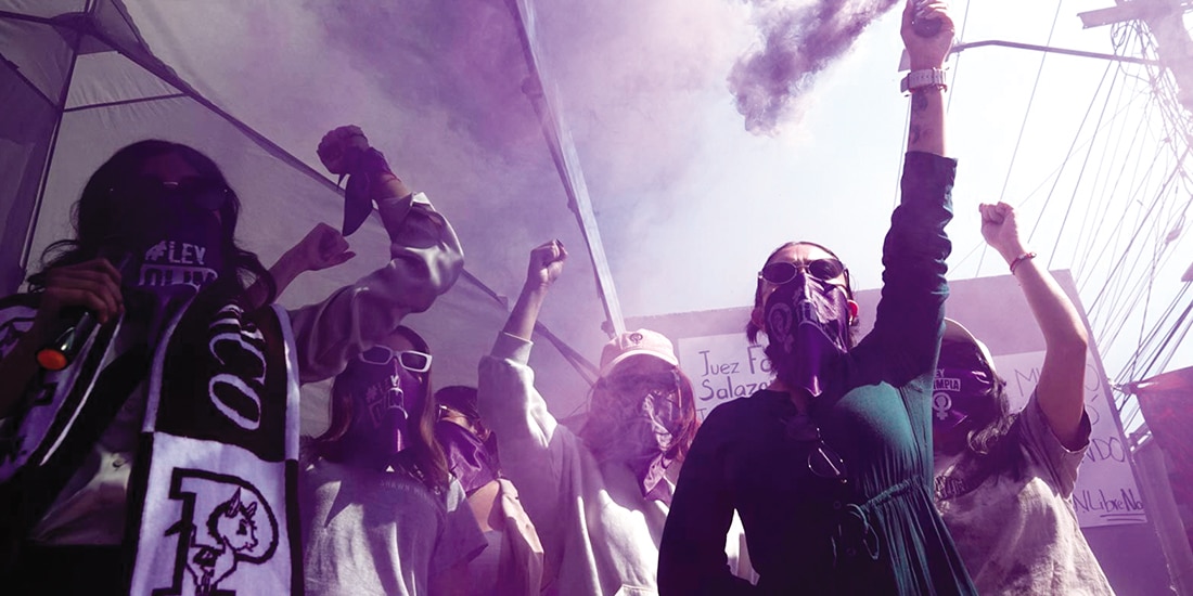 MUJERES ESTUDIANTES protestan, durante una manifestación que tuvo lugar en 2024, por la violencia digital de que fueron víctimas por uno de sus compañeros.