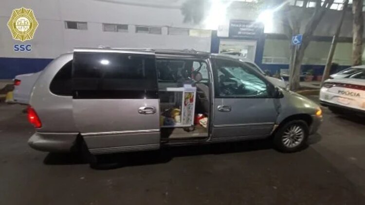 Detienen a presuntos ladrones de máquina de peluches que intentaban escapar en camioneta.