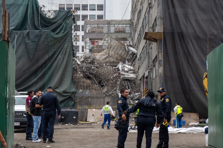 Colapso parcial de un edificio ubicado sobre la calzada San Antonio Abad, alcaldía Cuauhtémoc de la Ciudad de México, el 9 de marzo de 2026.