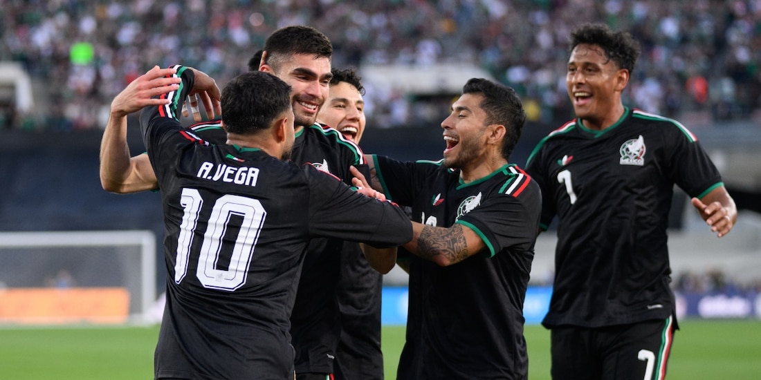 Johan Vásquez festeja con sus compañeros su gol en el México vs Australia.