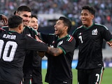 Johan Vásquez festeja con sus compañeros su gol en el México vs Australia.