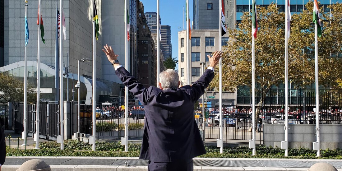 El Presidente López Obrador saluda a paisanos, ayer, afuera del edificio de la ONU, en Nueva York.