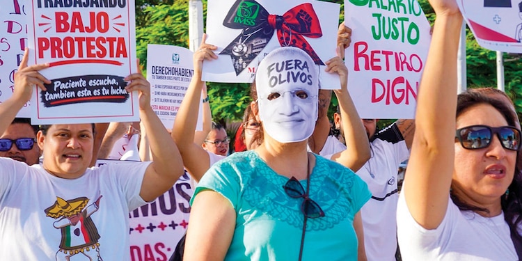 Personal médico se sumó a la jornada nacional de protesta en Cancún, ayer.