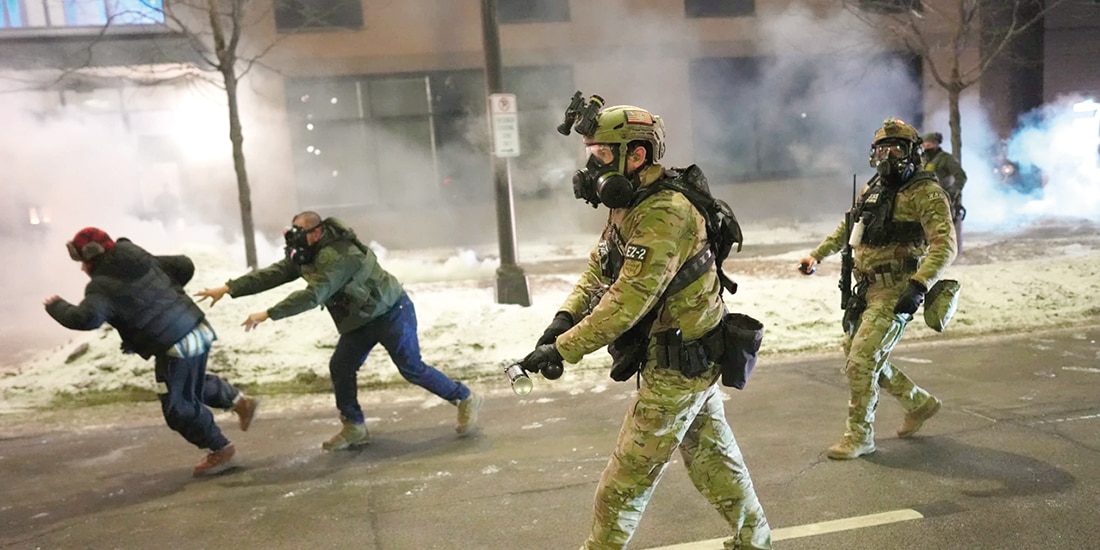Agentes dispersan a manifestantes con gas lacrimógeno, el 25 de enero.