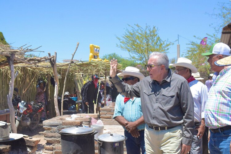 El gobernador Rubén Rocha Moya durante sus recorridos por centros vacacionales de Sinaloa.