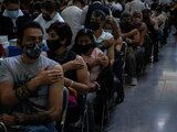 CIUDAD DE MÉXICO, 15JUNIO2021.- Comenzó la jornada de vacunación contra COVID-19 en su segunda dosis para las personas de 50 a 59 años de la alcaldía Cuauhtémoc. Concluirá el sábado 19 de junio, se les proporcionará el esquema completo de la vacuna Pfizer-BioNTech. En este lapso se planea vacunar a 69 mil 852 personas.
FOTO: ANDREA MURCIA /CUARTOSCURO.COM