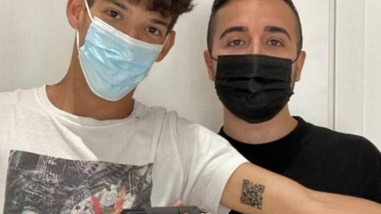Con el propósito de ser original y diferente, el joven de Italia lleva su pasaporte sanitario en un tatuaje