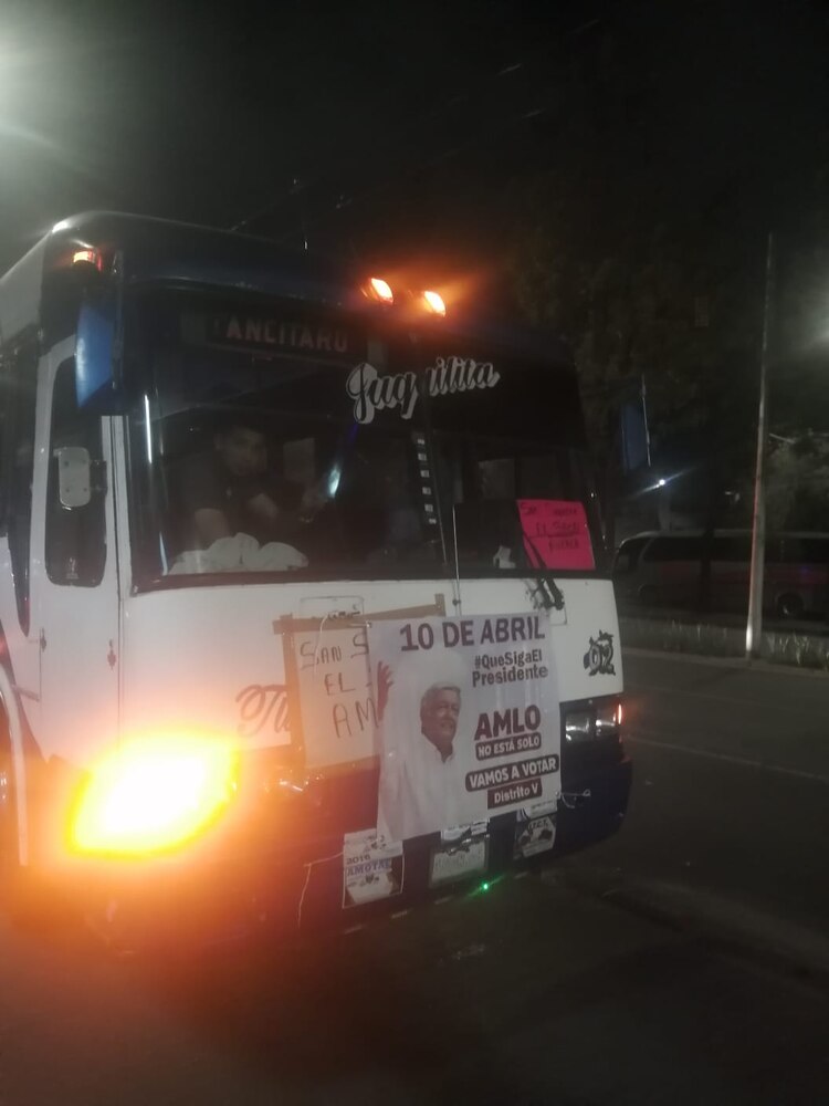 Asistentes al Zócalo abordan camiones de regreso a Puebla.