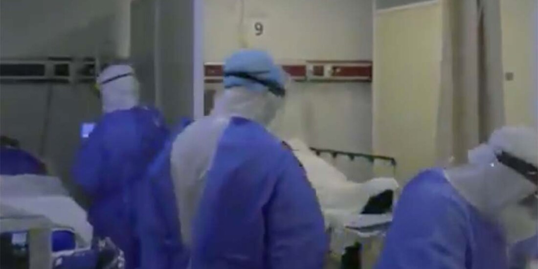 Médicos y enfermeras atienden a pacientes con dificultades respiratorias por COVID-19.