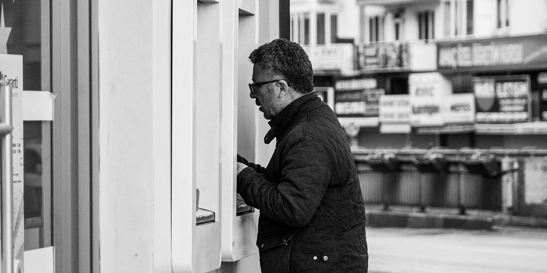 Foto ilustrativa retirando dinero