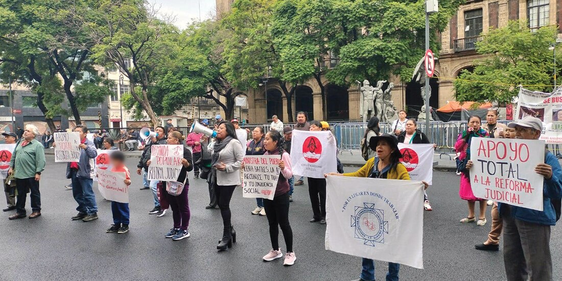 La autodenominada Alianza de Organizaciones Sociales realizó un mitin frente a la SCJN para apoyar la reforma judicial, ayer.