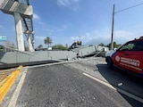 Puente peatonal de concreto colapsó sobre un vehículo en la avenida Constitución, en Monterrey, Nuevo León, el 13 de octubre de 2026.