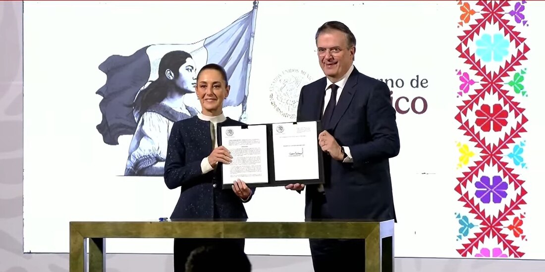 La Presidenta de México y el Secretario de Economía.