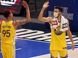 Juan Toscano y Stephen Curry celebran una acción