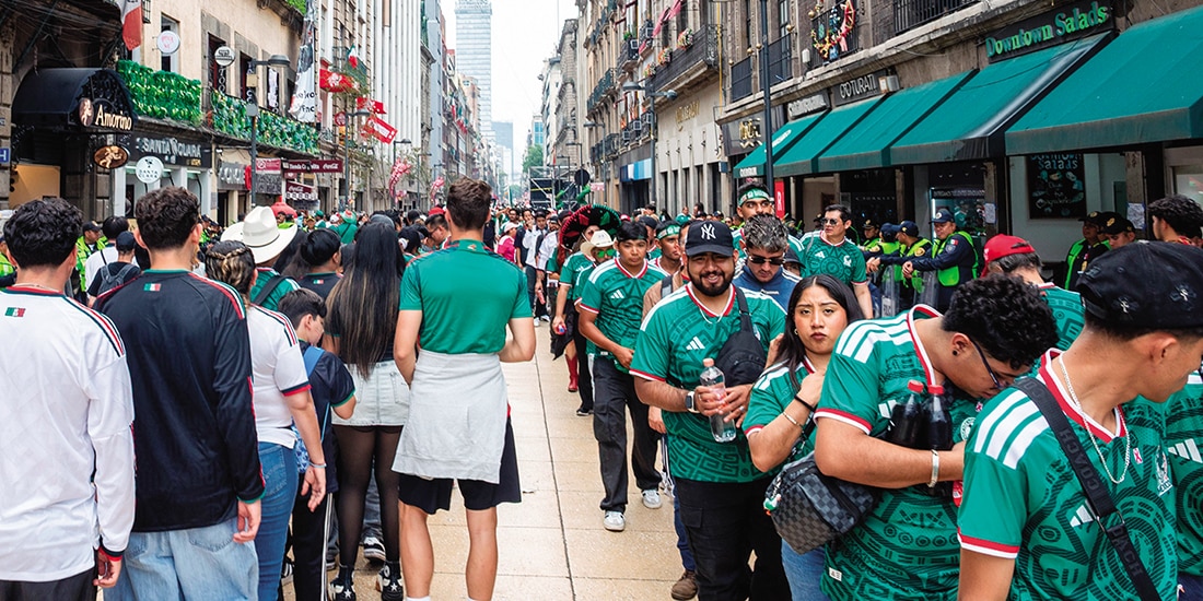 EL TRIUNFO de México en el partido inaugural del Mundial, dejó
una derrama superior de mil 200 mdp en la capital y área metropolitana,
principalmente en giros de restaurantes, bares y souvenirs.