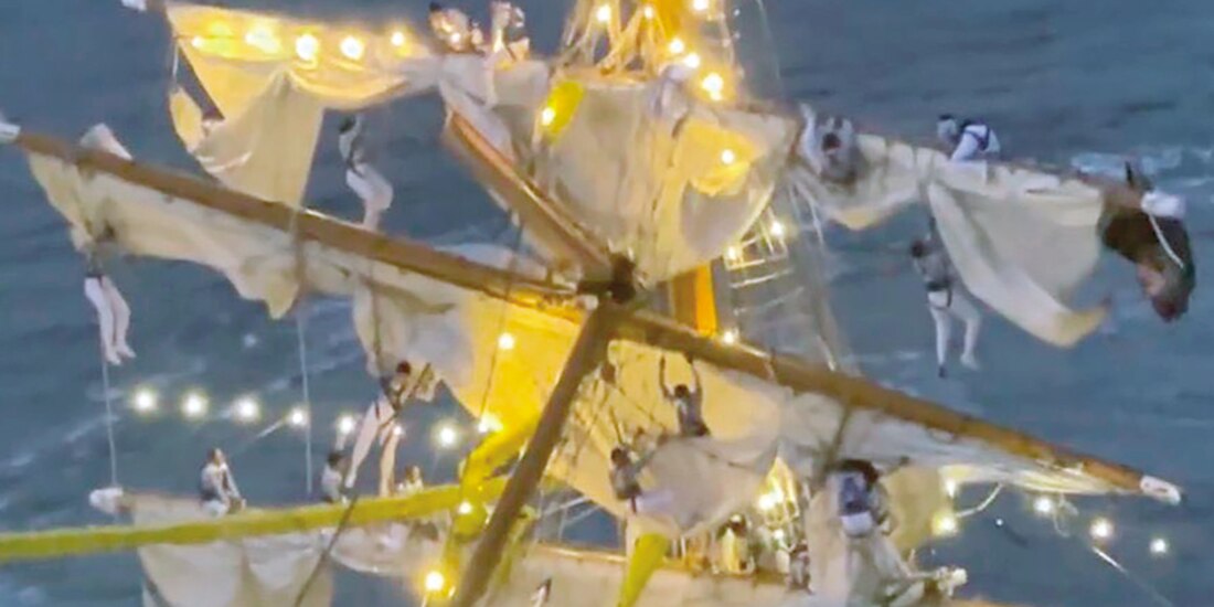 Tripulantes del buque tras accidente en Nueva York, este sábado.