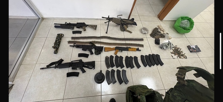 Armamento decomisado, ayer en Culiacán.