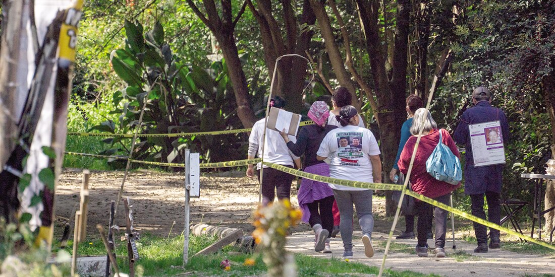 Personas buscadoras en el Panteón de Dolores, el 18 de noviembre.