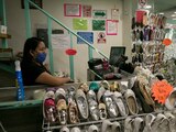 La encargada de una zapatería en la Lagunilla, acata las medidas sanitarias para recibir a sus clientes, el pasado 7 de agosto.