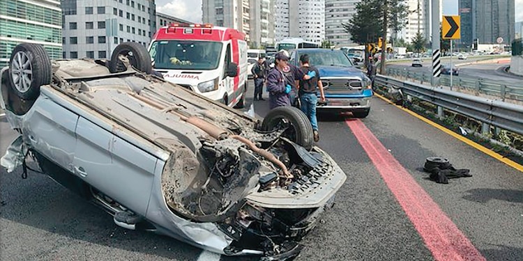 ASPECTO de una volcadura en Cuajimalpa en el kilómetro 17 de la autopista México-Toluca, el pasado 10 de agosto.