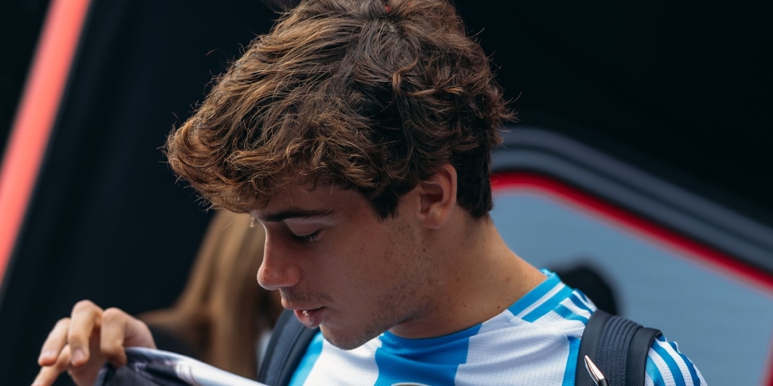 Franco Colapinto llegó al Gran Premio de Bélgica con una manta de Diego Maradona y Lionel Messi.