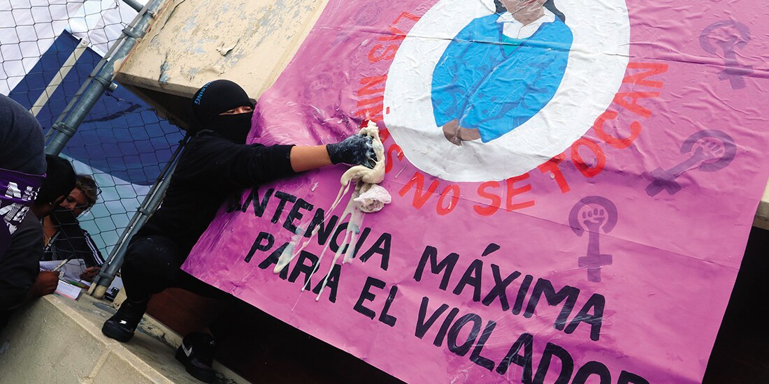 Activistas feministas protestan en 2020 para exigir justicia para una niña víctima de violación.