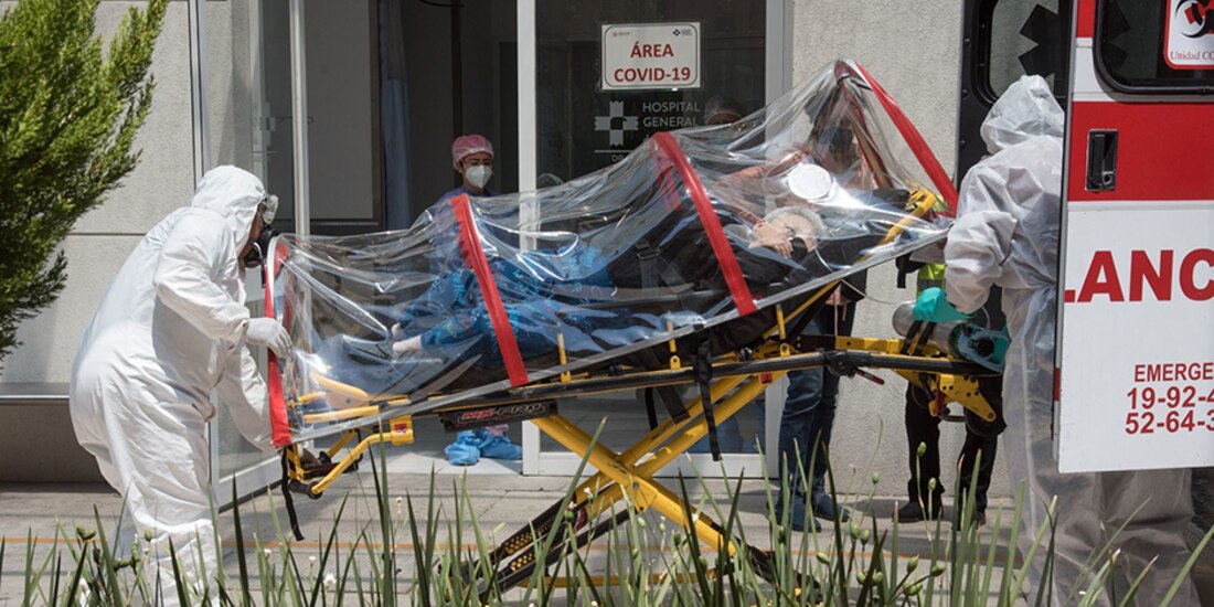 Un paciente con síntomas COVID-19 es ingresado a la Zona Triage Respiratorio del Hospital General de México.