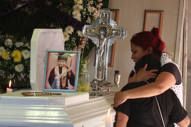 El cuerpo del pequeño Brandon Giovanny, de 12 años, fue velado este miércoles y ayer mismo fue llevado al Panteón Tezonco, a pocos metros de donde ocurrió el accidente.