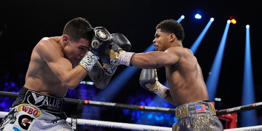 Oscar Valdez, izquierda, se defiende de un golpe de Shakur Stevenson.